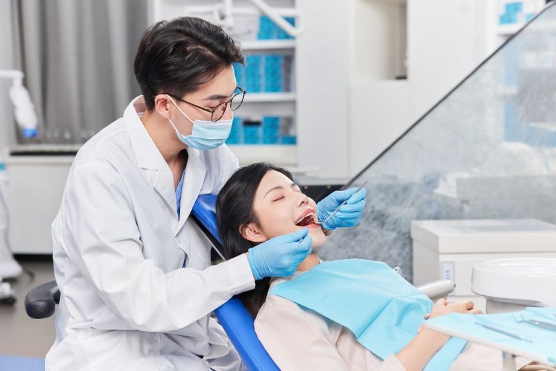 Bác sĩ tại nha khoa Viễn Đông tận tâm khi điều trị cho khách hàng