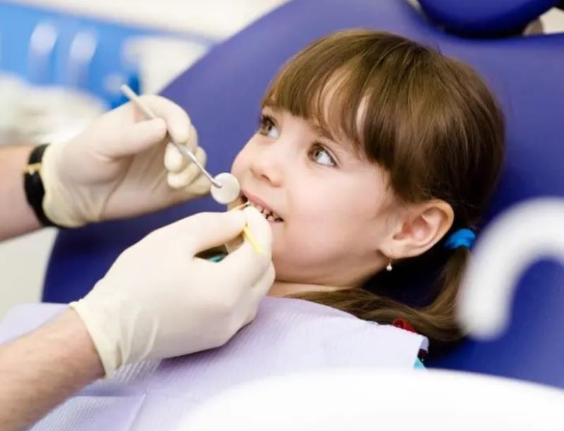 Bác sĩ Nha Khoa Hoa Kỳ kiểm tra định kỳ cho trẻ đeo Quad-Helix