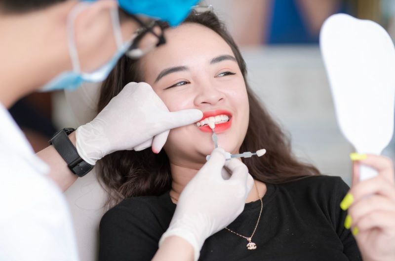 Bác sĩ đang gắn mão sứ cho khách hàng tại Nha khoa Nha Viên