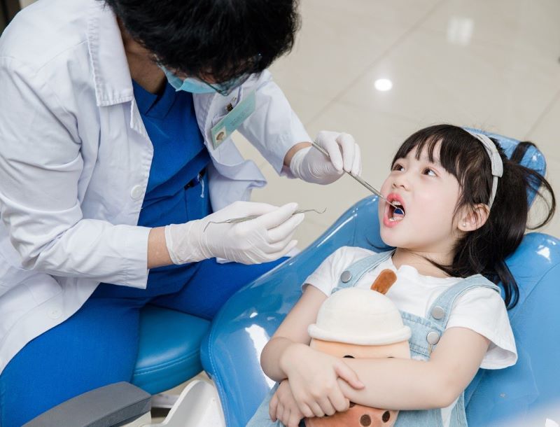 Bác sĩ Nha Khoa Hoa Kỳ tư vấn phác đồ chỉnh nha Headgear cho trẻ