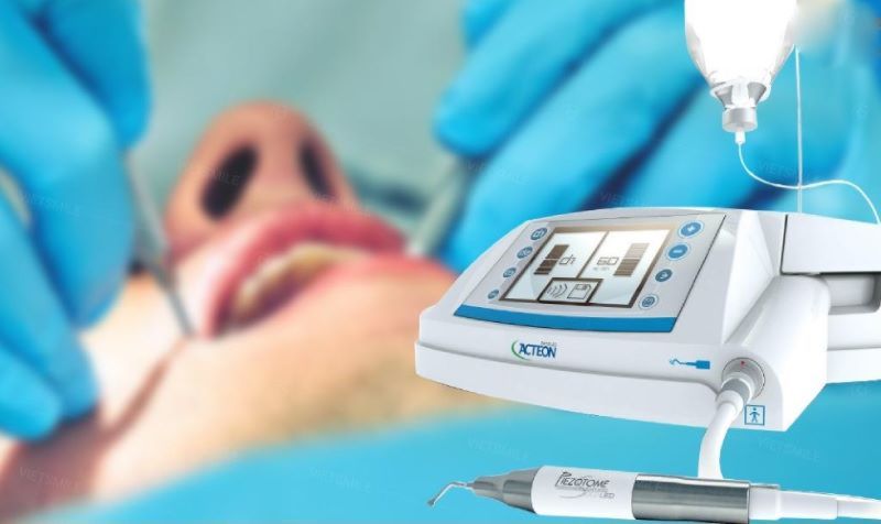 Bác sĩ nhổ răng khôn sử dụng công nghệ siêu âm tại Đức Hạnh