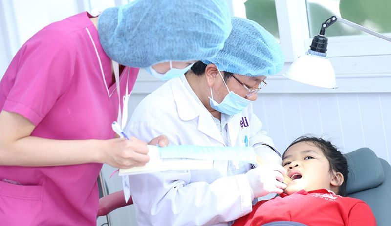 Bác sĩ tại Nha Khoa Hoa Kỳ thăm khám và lắp hàm Twinblock cho bệnh nhi