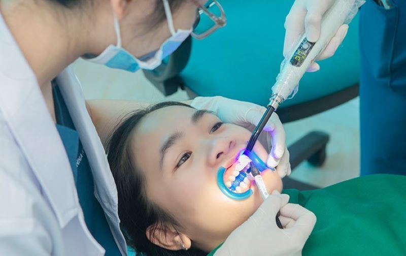 Nha khoa Phú Lạc điều trị an toàn theo tiêu chuẩn vô trùng