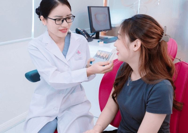 Khách hàng đến thăm khám tại nha khoa Quốc Ninh  