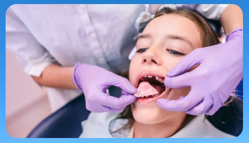 Bác sĩ tiến hành chỉnh nha cho bé