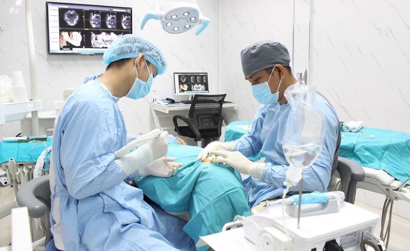 Nha Khoa Đông Nam chú trọng vô trùng an toàn khi cấy ghép implant