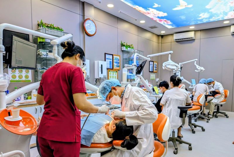Nha Khoa Quốc Tế Việt Pháp bác sĩ theo sát điều trị