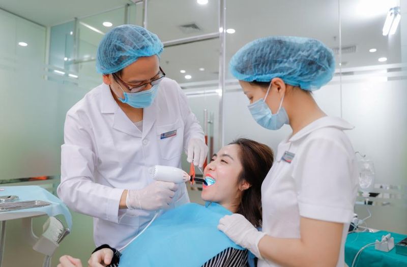 Bác sĩ nha khoa tư vấn nhẹ nhàng cho khách hàng 