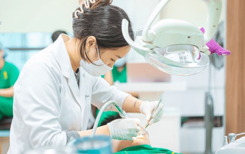 Nha khoa Cẩm Tú trang bị máy móc phục hình răng hiện đại
