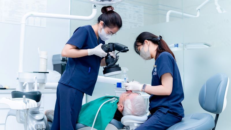 Bác sĩ tại phòng nha Hồng Đức đang kiểm tra răng miệng cho bệnh nhân