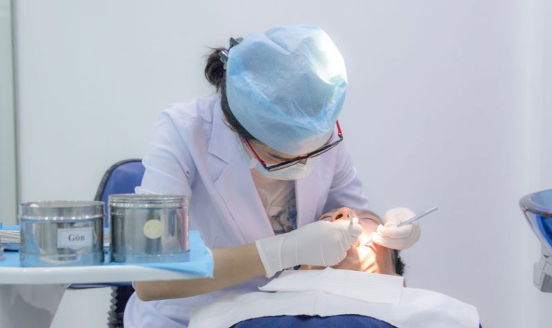 Bác sĩ Nha khoa Thanh Tâm đang thăm khám cho khách hàng