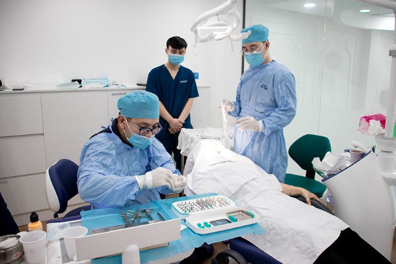 Dr.SmileCare quy tụ các bác sĩ chuyên sâu về kỹ thuật Implant