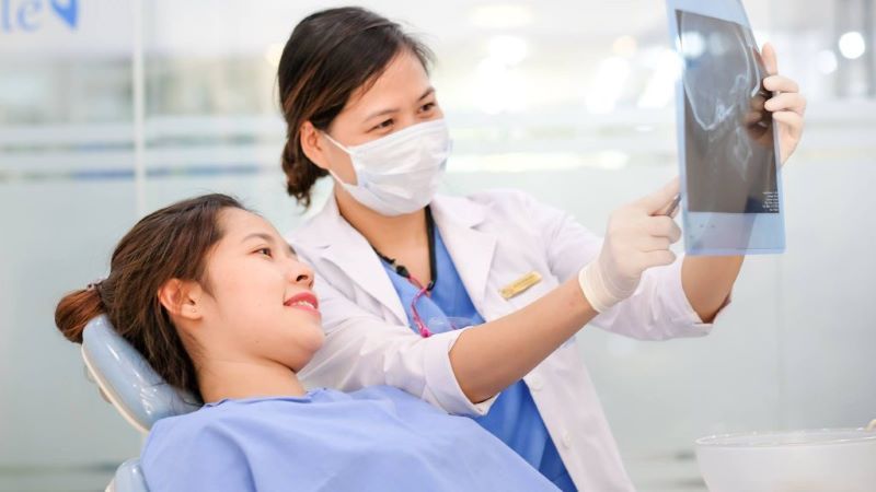 Bác sĩ tại Nha khoa Trần Gia thực hiện điều trị chỉnh nha
