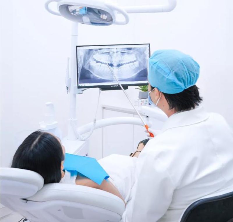 Bác sĩ tại Nha khoa Hi-Dent đang tư vấn giải pháp Implant